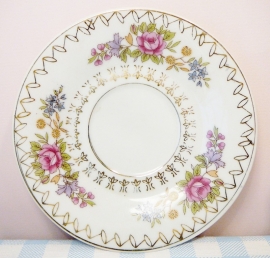 Oma`s kop & schotels  met roze roosjes