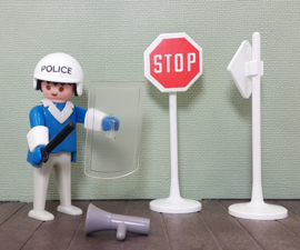 Vintage Playmobil  3324 politie agent met verkeersborden - 1974