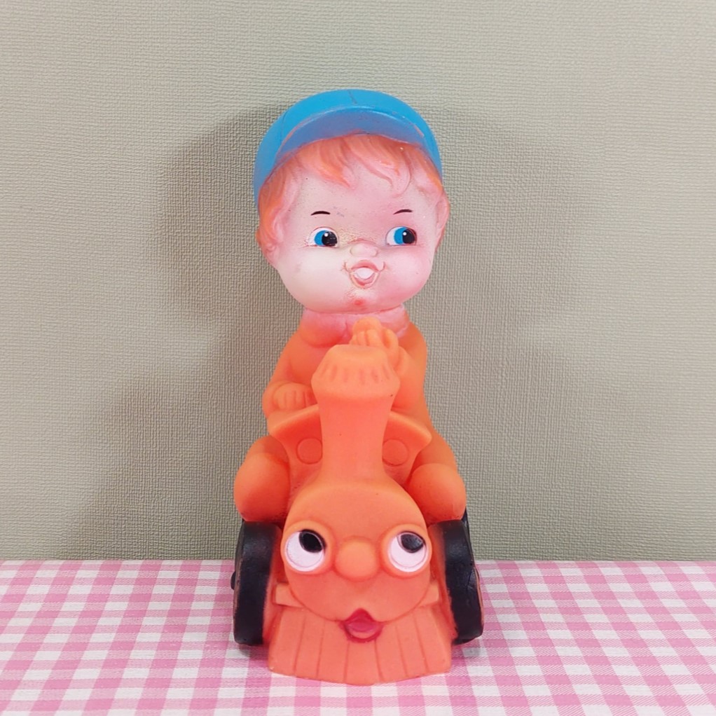 Vintage piepfiguur jongetje op locomotief  15 cm - Made in Malaysia