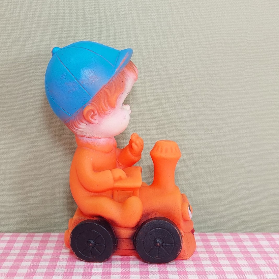 Vintage piepfiguur jongetje op locomotief  15 cm - Made in Malaysia