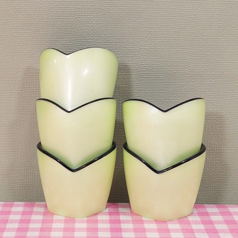 Retro vintage eierdopjes groen zwart kunststof- Jaren 50/60