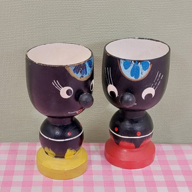 Vintage houten eierdopjes - donkere figuurtjes geel/rood - Jaren 60