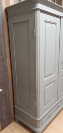 Brocante kast: Grote brocante meidenkast in grijs