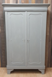 Brocante meidenkast: brocante Hollandse meidenkast of kledingkast in grijs