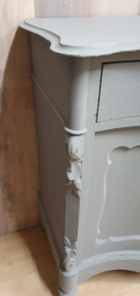 Brocante kast: brocante meidenkast in grijs met doorgeschuurde randen