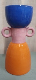 Handgemaakte kandelaar of kaarsenstander van keramiek in blauw/oranje/roze