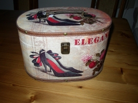 Brocante opbergdoos of -koffer met leuke print van schoenen en bloemen