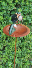 Tuinprikker of tuinsteker met vogelvoerbak of vogeldrinkbak