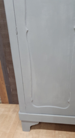 Brocante meidenkast: brocante Hollandse meidenkast of kledingkast in grijs