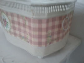 Romantische bloembak van blik