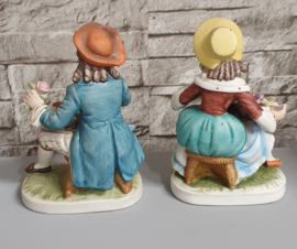 Twee beeldjes man en vrouw met bloemenmand