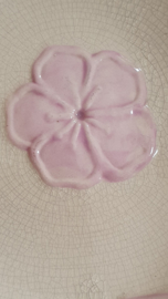 Schaal van aardewerk met bloemen