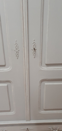 Brocante kast: Grote brocante meidenkast in grijs