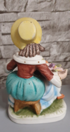 Twee beeldjes man en vrouw met bloemenmand