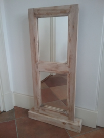 Brocante spiegel in houten omlijsting in wit met doorgeschuurde randen