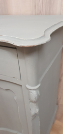 Brocante kast: brocante meidenkast in grijs met doorgeschuurde randen