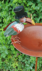 Tuinprikker of tuinsteker met vogelvoerbak of vogeldrinkbak