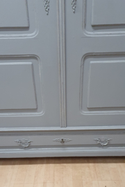 Brocante kast: Grote brocante meidenkast in grijs