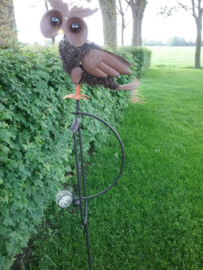 Tuinprikker uil met kleur en glazen ogen