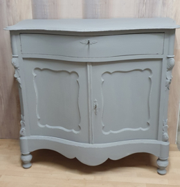 Brocante kast: brocante meidenkast in grijs met doorgeschuurde randen