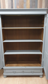 Brocante kast: Grote brocante meidenkast in grijs