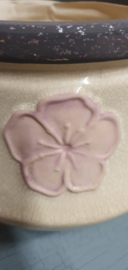 Bloempot van keramiek met roze bloemen