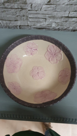 Schaal van aardewerk met bloemen
