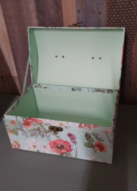 Romantische opbergkoffer of doos met bloemenprint