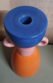 Handgemaakte kandelaar of kaarsenstander van keramiek in blauw/oranje/roze