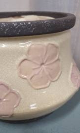 Bloempot van keramiek met roze bloemen