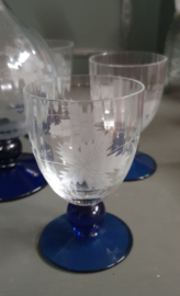 Karaf met 6 glazen met onder blauwe voet