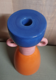Handgemaakte kandelaar of kaarsenstander van keramiek in blauw/oranje/roze