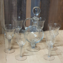 Karaf van glas met bijbehorende glazen
