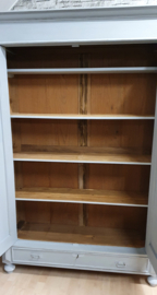 Brocante kast: Uitneembare brocante meidenkast in lichtgrijs