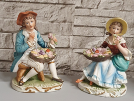 Twee beeldjes man en vrouw met bloemenmand