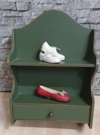 Brocant wandkastje in groen met gouden bies