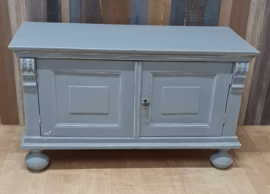 Brocant meidenkastje of laag kastje met ornamenten