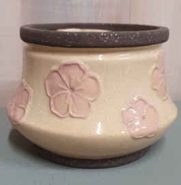 Bloempot van keramiek met roze bloemen