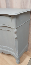 Brocante kast: brocante meidenkast in grijs met doorgeschuurde randen