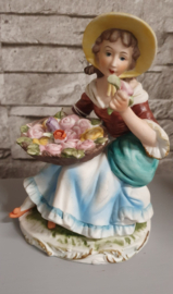 Twee beeldjes man en vrouw met bloemenmand