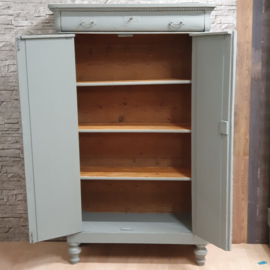 Brocante kast: Brocante meidenkast in grijs