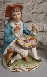 Twee beeldjes man en vrouw met bloemenmand