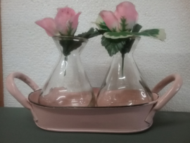 Emaille onderzetter in roze met twee flesjes (vaasjes)