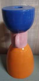 Handgemaakte kandelaar of kaarsenstander van keramiek in blauw/oranje/roze