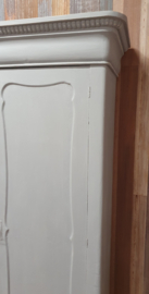 Brocante meidenkast: brocante Hollandse meidenkast of kledingkast in grijs