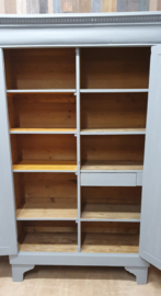 Brocante meidenkast: brocante Hollandse meidenkast of kledingkast in grijs