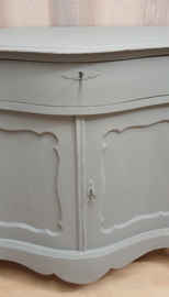 Brocante kast: brocante meidenkast in grijs met doorgeschuurde randen