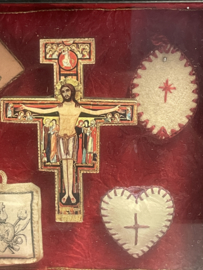 Agnus Dei en San Damiano kruis in besloten hofje (8)