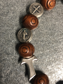 Armband, houten kralen, decenario, tientje, Heilige Benedictus, Tau kruis
