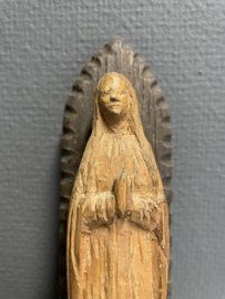 Heiligenbeeld Maria O.L.V van Lourdes, op pedestal, houtsnijwerk, 25 cm (7)